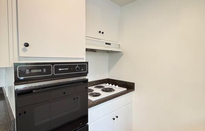 2 beds, 1 bath, $2,600, Unit 2053 Central Ave C (LO)