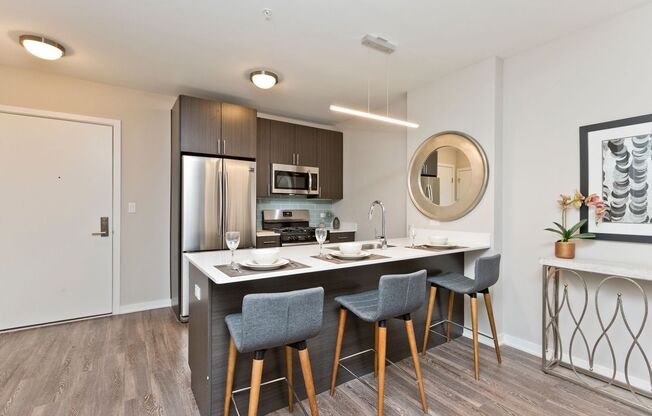 2 beds, 2 baths, 869 sqft, $4,150, Unit 1552-601