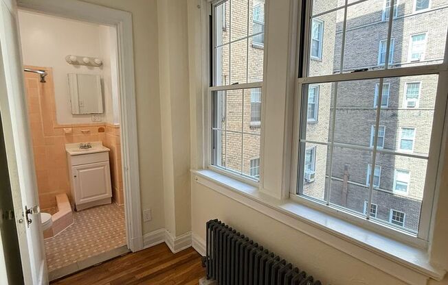 Studio, 1 bath, 294 sqft, $1,230, Unit New King Edward  5A4