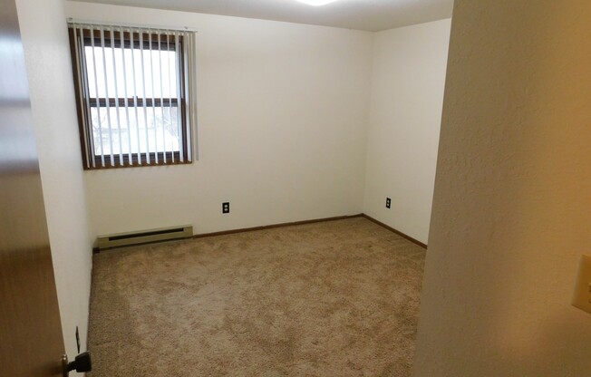 2 beds, 1 bath, $830, Unit 30-204