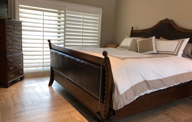 Beautifully updated 2 bedroom 2.5 bath townhome in highly desirable Lake Ivanhoe!