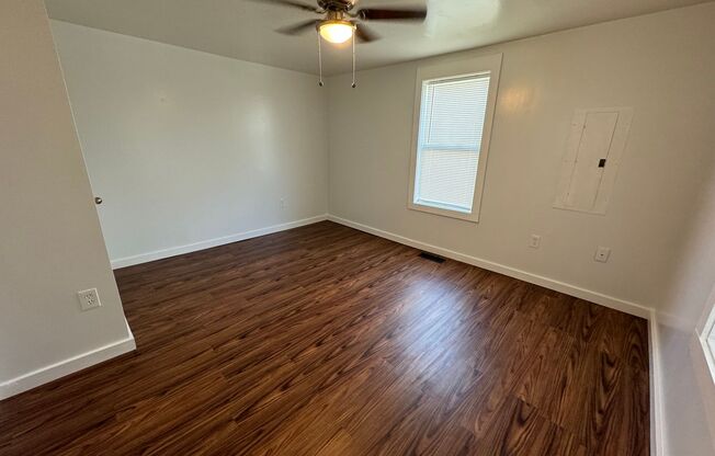 3 beds, 1 bath, $1,200, Unit Apt A