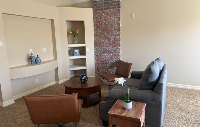 2 beds, 1 bath, 1,100 sqft, $1,695, Unit 615 - Unit 201 Duplex B1100