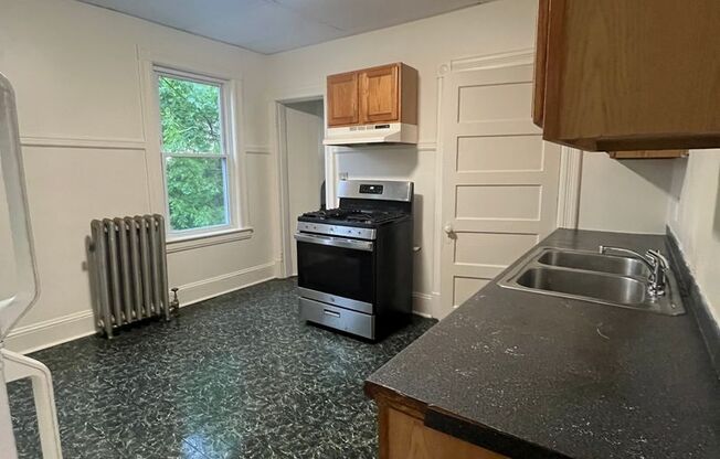 3 beds, 1 bath, $1,800, Unit 40 Warriner 4L