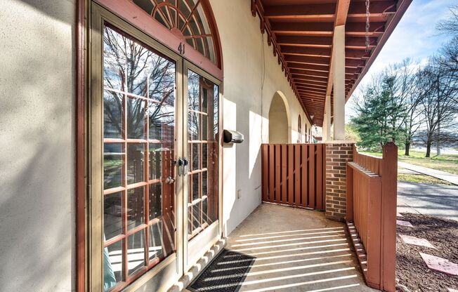 Great corner studio location in Belle Forest.