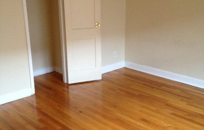 3 beds, 1 bath, 900 sqft, $1,795, Unit SQC-229-5