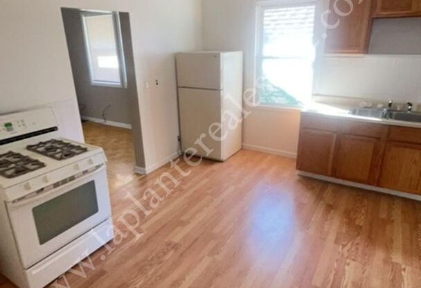 3 beds, 1 bath, 1,124 sqft, $850, Unit Upper