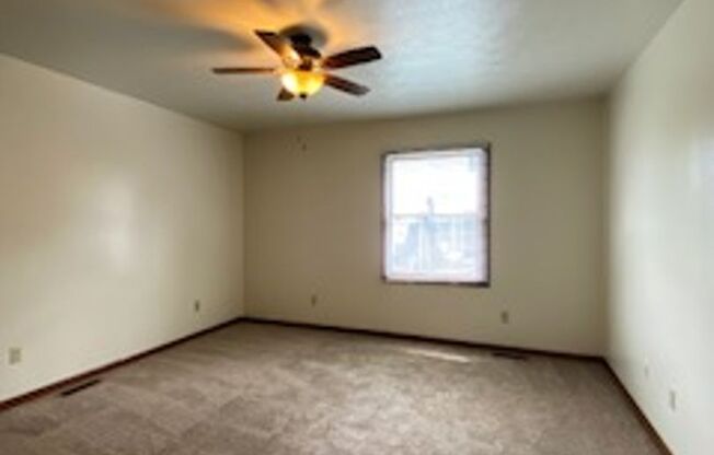 2 beds, 1 bath, $895, Unit Apt B