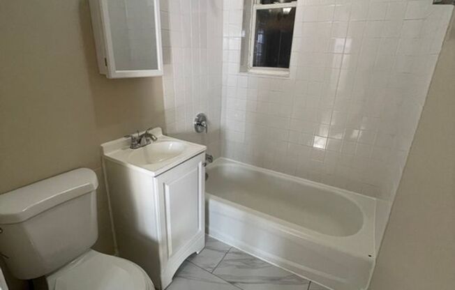 2 beds, 1 bath, $950, Unit 1022 # 1E