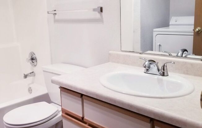 2 beds, 1.5 baths, 896 sqft, $1,495, Unit 660 LaSalle Street #1