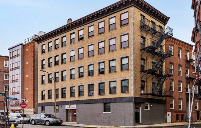 Studio, 1 bath, 399 sqft, $2,070, Unit 2