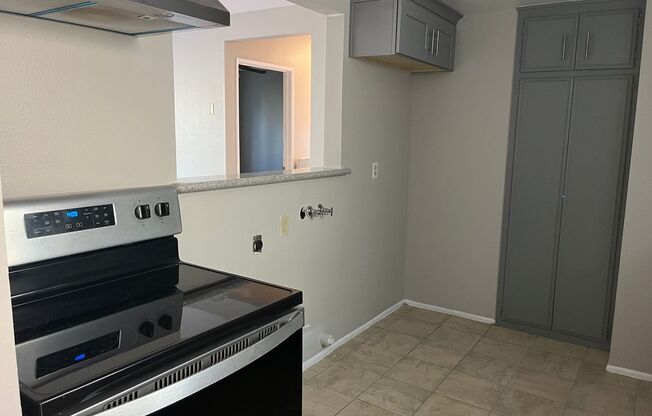 3 beds, 2 baths, 980 sqft, $3,099, Unit B