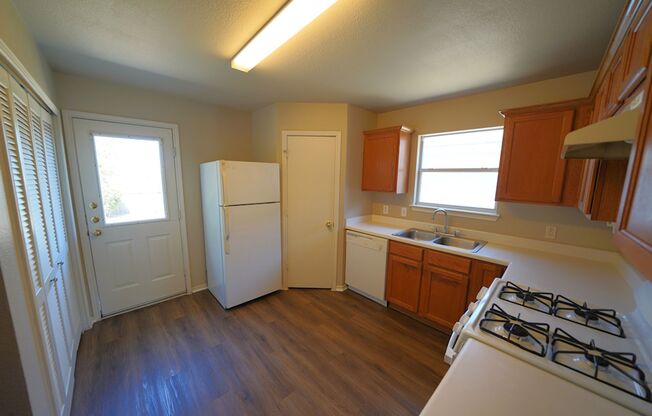 3 beds, 2 baths, $1,595