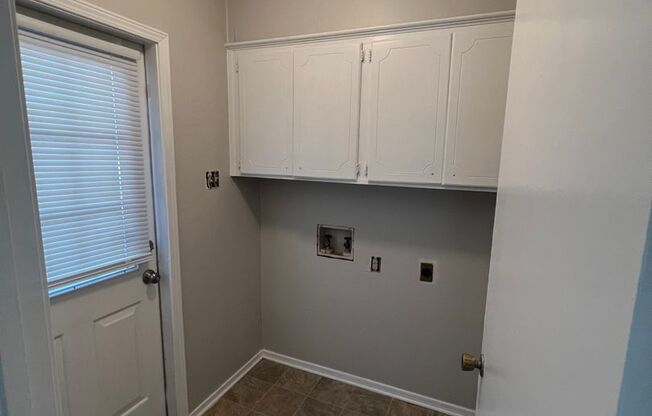 3 beds, 1 bath, $950