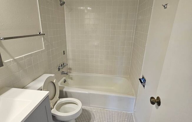 3 beds, 2 baths, 1,600 sqft, $3,195, Unit 402