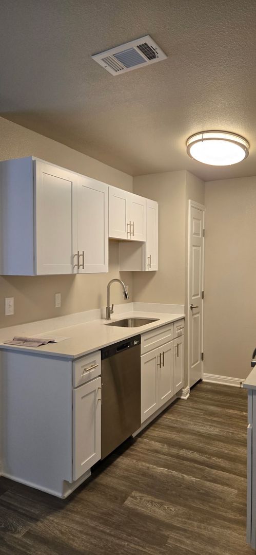 2 beds, 1 bath, 770 sqft, $1,120, Unit 812