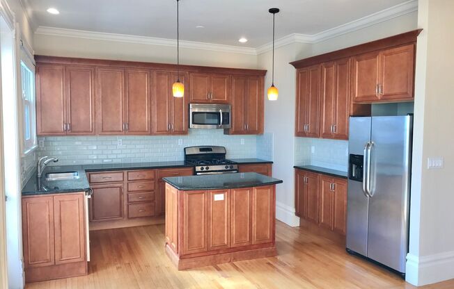 Handsome, Recently Renovated, 3BR/2BA Pac Heights Flat! Laundry! PROGRESSIVE