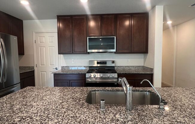 Montecito Beauty 3Bed 2.5Bath Gated & Located In A Cul-De-Sac Awaits You!