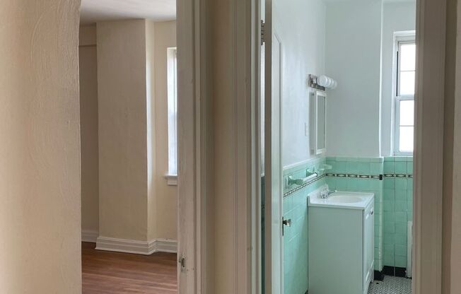 1 bed, 1 bath, 962 sqft, $1,525, Unit New King Edward  805