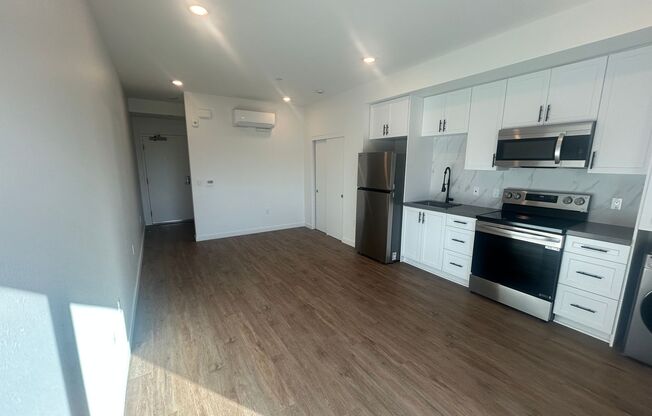 Studio, 1 bath, 327 sqft, $1,815, Unit 302