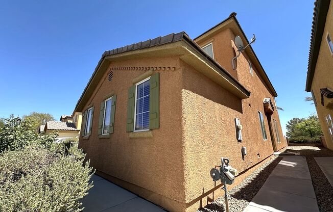 TWO STORY HOME AVAILABLE IN TIDES II GATED COMMUNITY! COMMUNITY HAS POOL AND EXERCISE ROOM! HOUSE HAS LAMINATED HARDWOOD, TILE AND CARPET! CONVENIENT LOCATION! CLOSE TO PUBLIC SHOPPING CENTERS & PARKS!