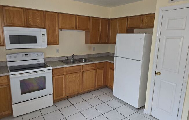 Charming 2 bedroom, 1.5 bathroom, 2 story townhouse for rent in Dade City!