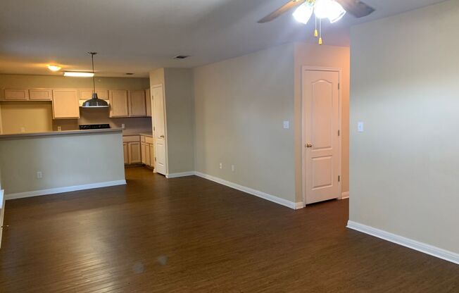 3/2/1 Duplex / Luxury Vinyl Plank - NO Carpet!! Close to IH 35 for commuters