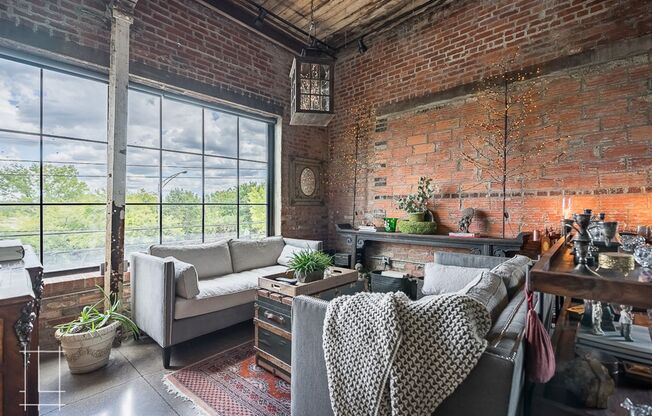 2 beds, 2 baths, $2,350, Unit 727 N. 4th St. Apt. 211