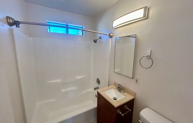 2 beds, 1 bath, $2,100, Unit 3136 Nimitz Blvd.