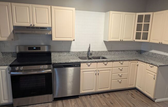 Cozy and Spacious, Excellent Neighborhood, Great Street, So Much Parking!