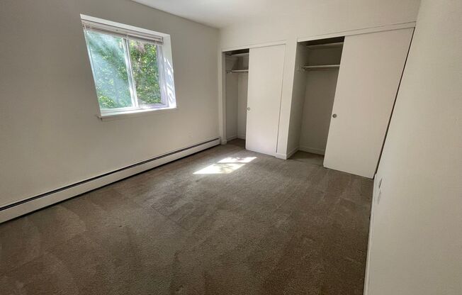 2 beds, 1 bath, $1,425, Unit 107