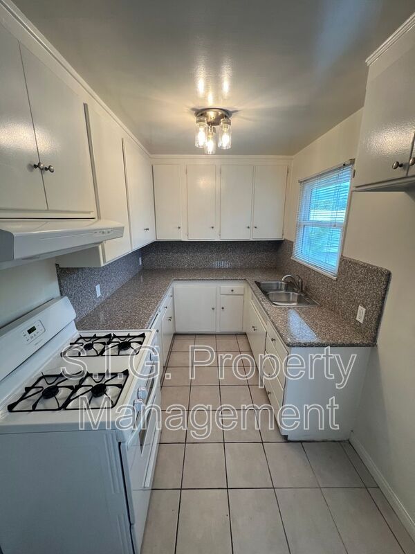 627 1/2 W GLENOAKS BLVD