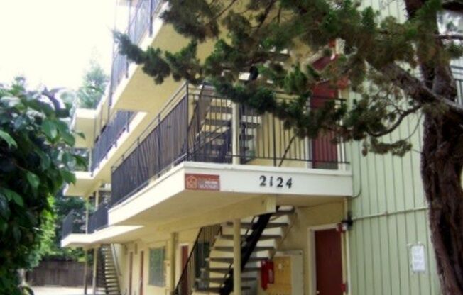 Great Location on South-End of Campus - Upper Floor Unit!