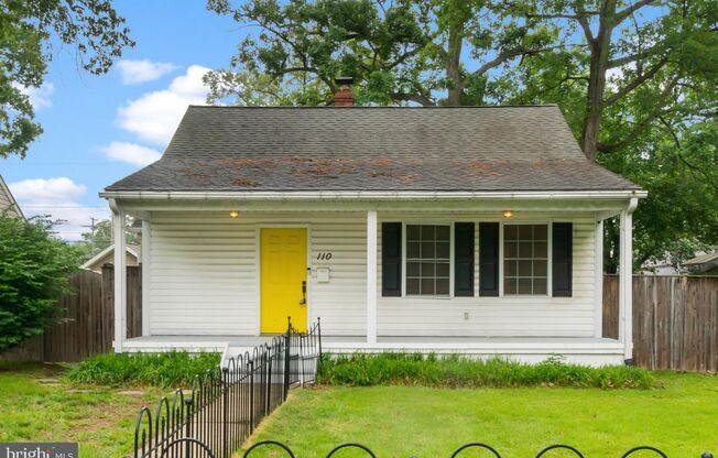 Welcome to 110 Greenway Street, the cutest 2bd 2bth cape cod!