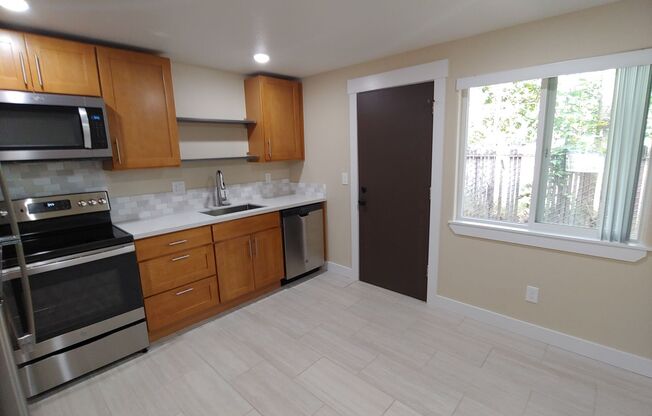 2 beds, 1 bath, 832 sqft, $1,395, Unit 109