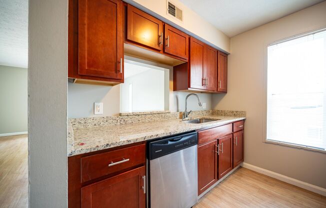 2 beds, 1 bath, $1,195, Unit 975 E