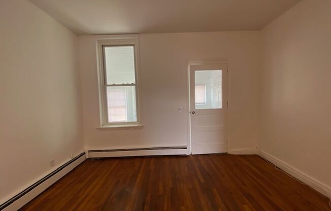 2 beds, 1 bath, $2,100, Unit Apt 3 - 24 Bay Ave