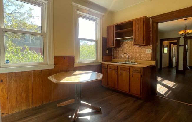 2 beds, 1 bath, $1,395