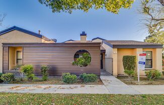 2 Bed Condo w/Garage!