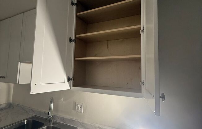 ONSITE MANAGER, ONSITE LAUNDRY, CLOSE TO PACKING DISTRICT