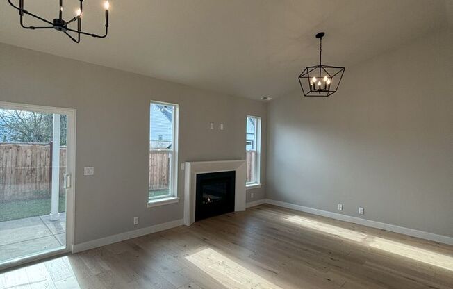 Gorgeous Built 3 Bed/ 2 Full Bath Home close to Thurston Area! Apply Now!