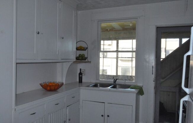 3 beds, 1 bath, $2,550, Unit 210-1