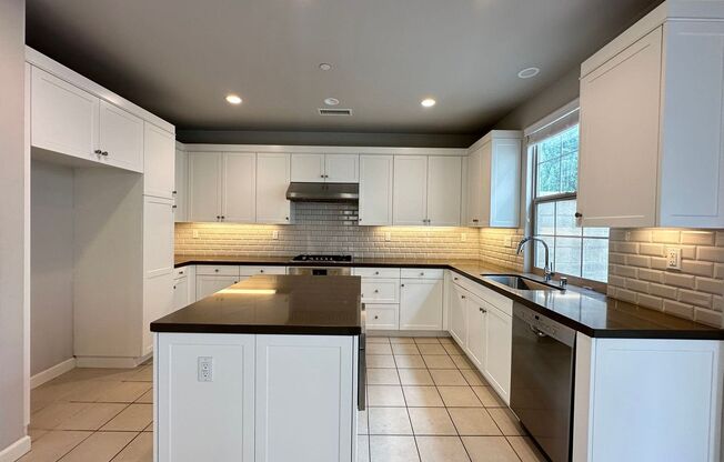 4 BEDROOM HOME FOR LEASING IN Irvine