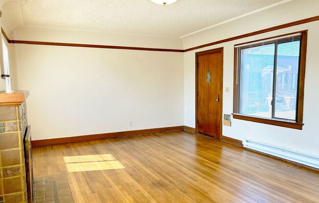 2 beds, 1 bath, 876 sqft, $1,995, Unit Court - D