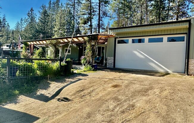 ***Move-In Special***Cozy Lakeside Retreat | Long Lake Views