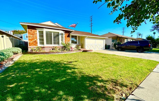 3 Bedroom 2 Bathroom Lakewood House with Private Backyard down the street from Lakewood High School