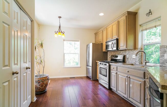 Multnomah Village 3BR 2.5bth Townhome | A/C, Garage, Small Yard & Near Parks + Trader Joe’s