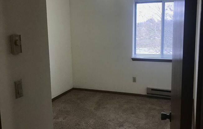 3 beds, 1 bath, 1,040 sqft, $1,695, Unit 3172-304