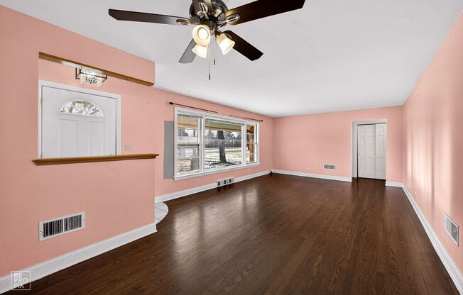 Gorgeous 3 Bedroom Home in Mount Prospect!