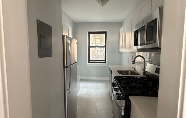 2 beds, 1 bath, $2,300, Unit B32